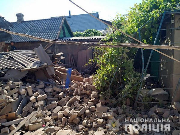 В результате обстрела прифронтовой Марьинки пострадали трое взрослых и ребенок