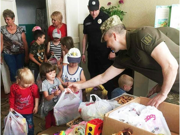 К детям прифронтового села в Марьинском районе пришли гости в погонах