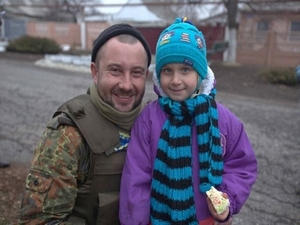 Военные вместе с волонтерами продолжают активно помогать жителям полуразрушенной Марьинки