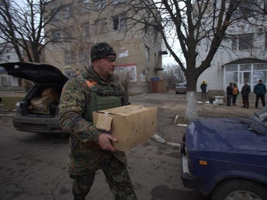 Социально незащищенные жители Марьинки из рук военных получили продуктовые наборы