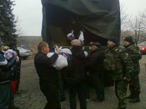 В освобожденной Марьинке отсутствует власть: наладить мирную жизнь помогают военные