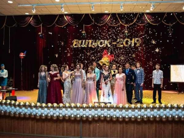 В Угледаре прошли школьные выпускные вечера