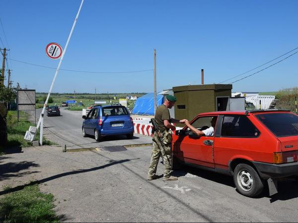 КПВВ «Марьинка» пытались пересечь на автомобиле с перебитыми номерами