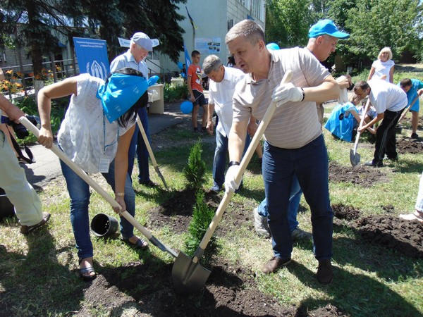 В прифронтовой Марьинке высадили деревья в честь вынужденных переселенцев