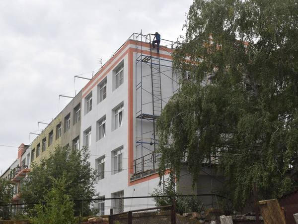 В Угледаре приводят в порядок объекты социальной сферы, которые годами ждали обновления