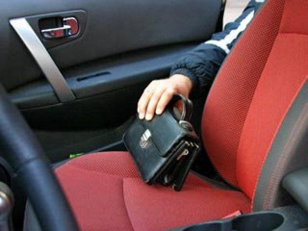 У жителя Угледара из автомобиля украли барсетку, документы и деньги