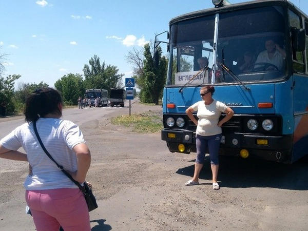 В Угледаре у шахтерских жен лопнуло терпение и они перекрыли дорогу