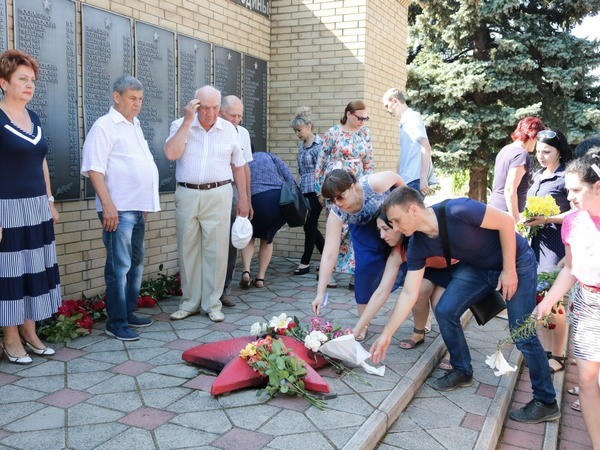 В прифронтовой Марьинке почтили память жертв войны в Украине