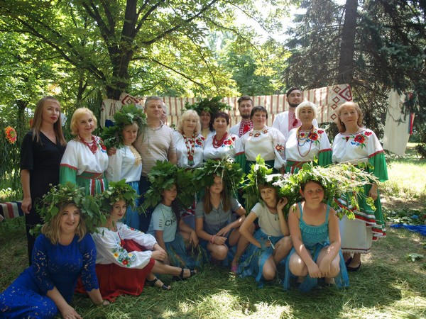 В прифронтовой Марьинке ярко и весело отметили Троицу