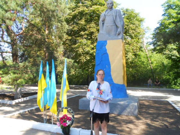 Как в прифронтовой Красногоровке отметили День Конституции Украины