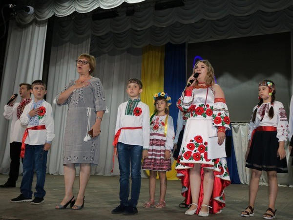 В прифронтовой Марьинке с размахом отметили День Конституции Украины