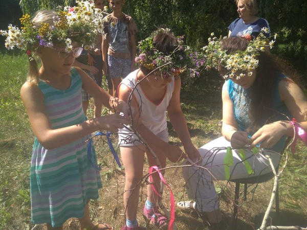 В Марьинке для детей с инвалидностью устроили праздник Ивана Купала