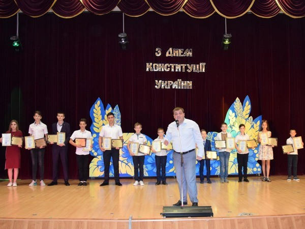 В Угледаре отметили День Конституции Украины