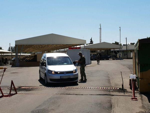 Через КПВВ «Марьинка» пытались нелегально провезти в «ДНР» одежду и компьютерную технику