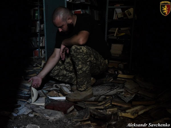 Библиотека Марьинской школы-интерната превратилась в настоящий ад