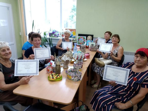В Марьинке вручили сертификаты выпускникам «Университета третьего возраста»