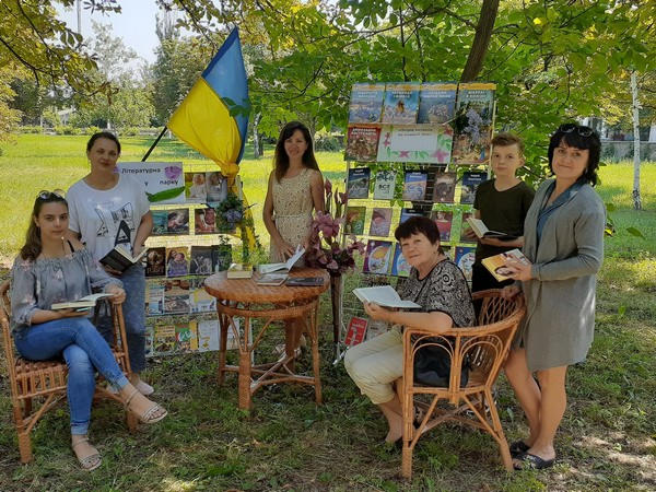 В прифронтовой Марьинке в парковой зоне провели открытый книжный просмотр