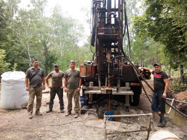 В прифронтовой Красногоровке продолжается бурение скважины для водоснабжения города