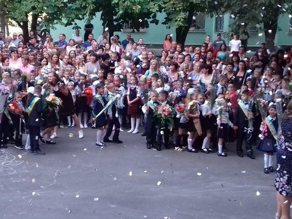 В школах Курахово прозвенел первый звонок