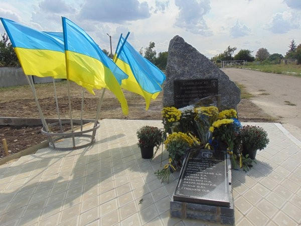 В прифронтовой Марьинке торжественно открыли памятный знак погибшим воинам