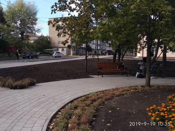 В Курахово продолжается обустройство скверов