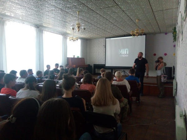 В Марьинке и Красногоровке показали фильм об украинских миротворцах