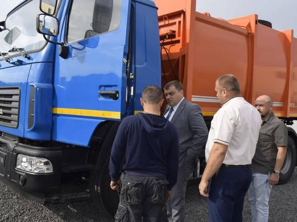 Угледар получил новый современный мусоровоз