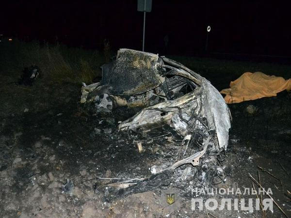 На въезде в Марьинку автомобиль врезался в стелу и загорелся: погибли два человека