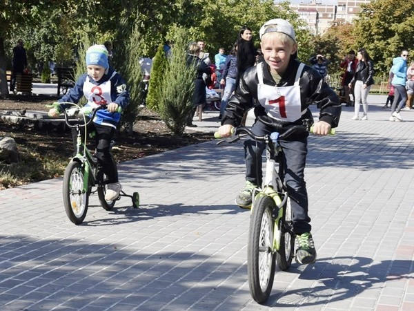 В Угледаре прошла городская детская велогонка