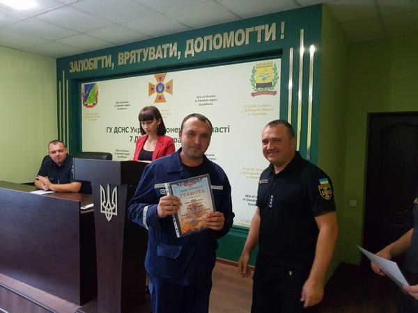 В Курахово спасателей поздравили с профессиональным праздником