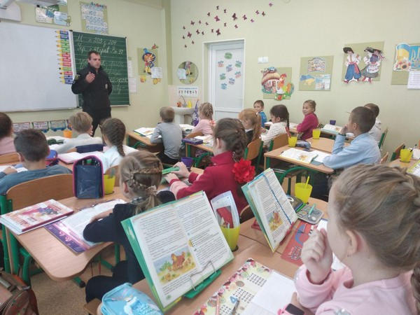 В Угледаре полицейские напомнили школьникам правила выживания на дороге
