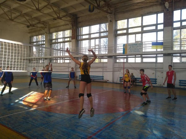 В Марьинке прошел открытый турнир по волейболу
