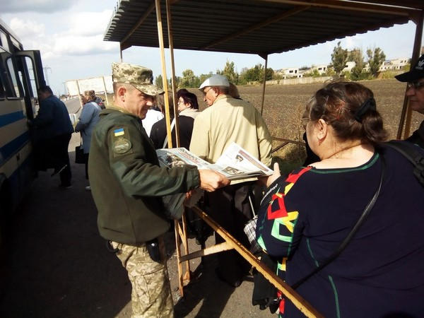 На КПВВ «Марьинка» продолжают бороться с российской пропагандой