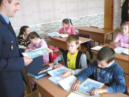 Школьники Марьинки пишут письма милиционерам (фото)