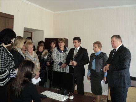 В Марьинке открыли Центр предоставления административных услуг (фото)