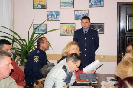 Участковые инспекторы Марьинки отчитались перед местными депутатами (фото)