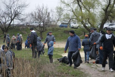 Сотрудники Кураховской ТЭС в рамках акции "Чистый город" собрали в Курахово более 3 тонн мусора (фото)