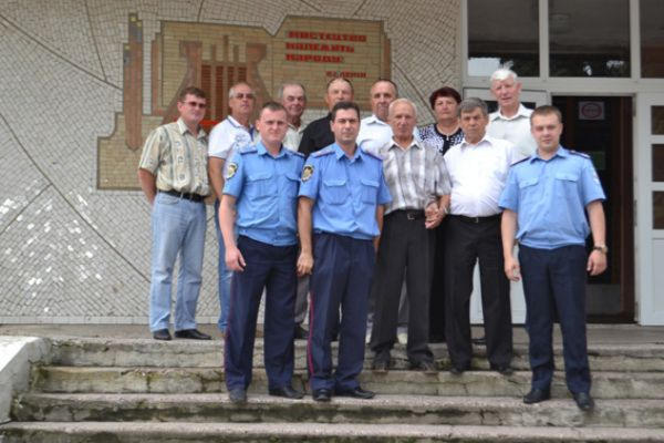 В Марьинском районе торжественно поздравили с юбилеем ветерана внутренних дел (фото)