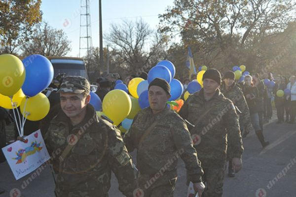 Днепропетровщина торжественно встретила героев, которые защищали Курахово, Красногоровку и Марьинку (фото)