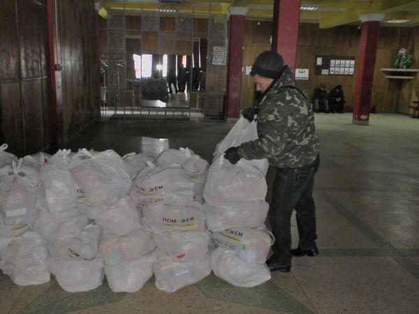 Гуманитарный штаб "Поможем" раздает продуктовые наборы переселенцам в Курахово и Марьинском районе