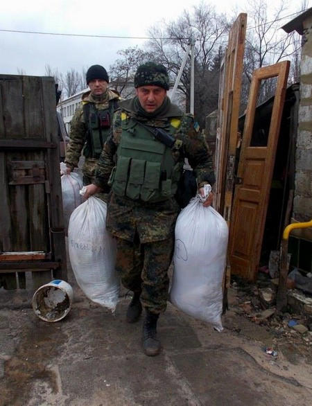 Волонтеры с военными доставили гуманитарную помощь в разрушенную войной Красногоровку