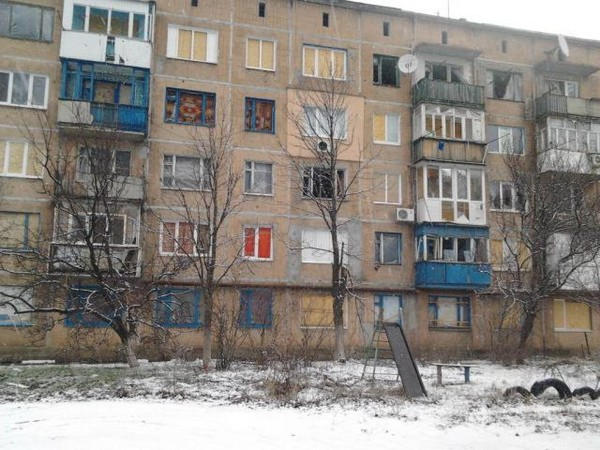 В результате артобстрелов Красногоровки пострадали жилые дома и школа