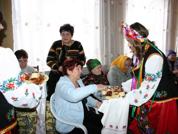 Как отпраздновали Пасху социально незащищенные жители Марьинского района