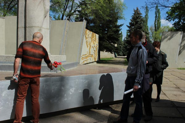 Накануне Дня Победы осужденные провели субботник в Курахово и почтили память погибших