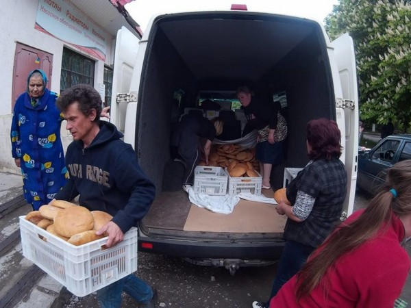 В прифронтовую Марьинку прибыла гуманитарная помощь: продукты, одежда, мебель и строительные материалы