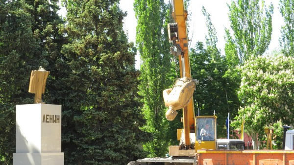 Под скандирование «Слава Украине» в Курахово демонтировали памятник Ленину
