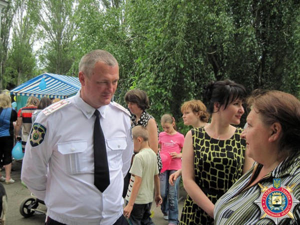 Милиция подарила детям из Красногоровки сладкие подарки