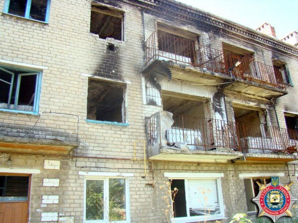 В Марьинке в сгоревшем доме обнаружен тайник с оружием