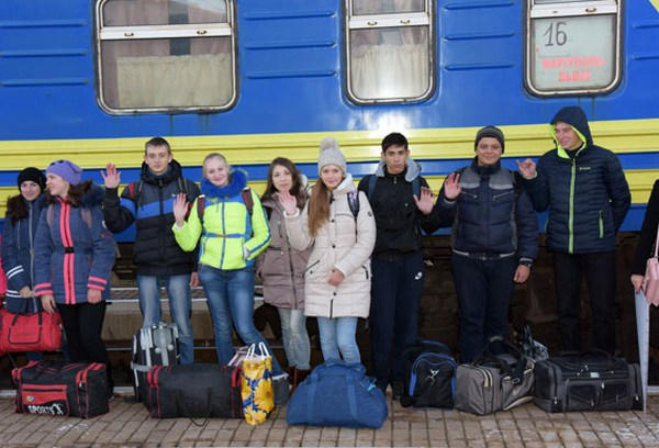 Школьники прифронтовых Марьинки и Красногоровки отправились на отдых в Закарпатскую область