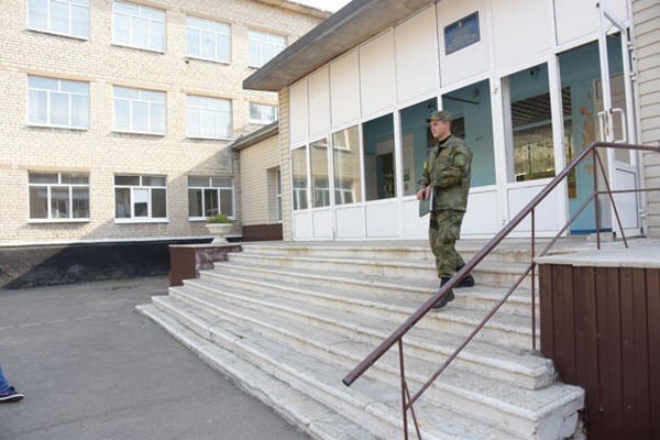 В школах прифронтовой Марьинки постоянно дежурят работники милиции